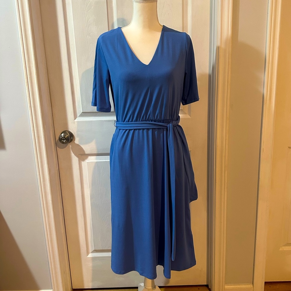 Women’s H&M Blue dress. SMALL. NWT Belt & pockets. V-neck. Wide sleeves.